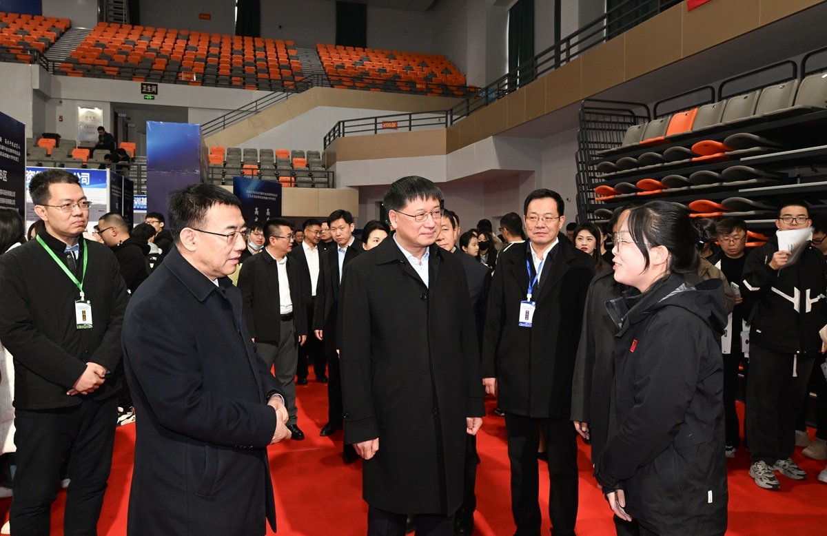 张希检查走访吉林大学2025届毕业生春季双选会