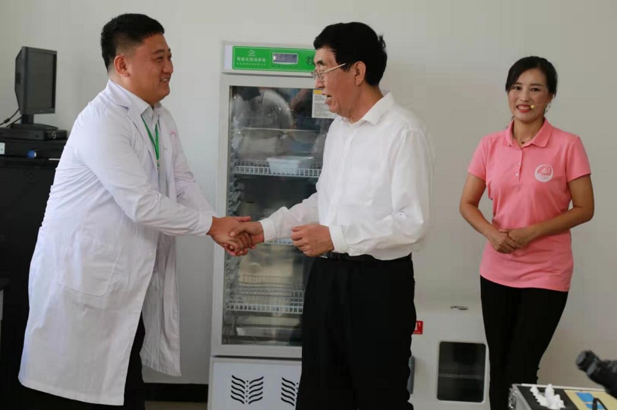 原吉林省省委书记、现第十四届全国人大常委会委员、民族委员会主任委员巴音朝鲁接见