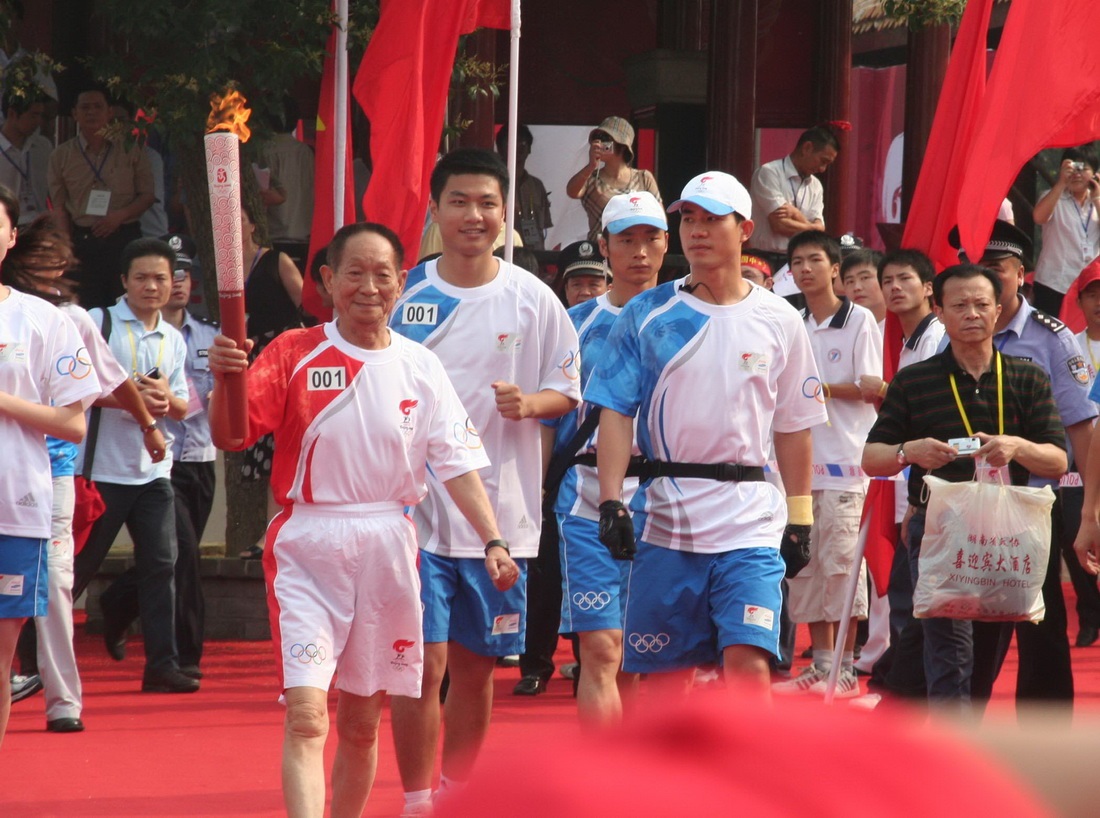 2008年6月3日，北京奥运圣火在湖南岳阳传递。袁隆平担当了第一棒火炬手。