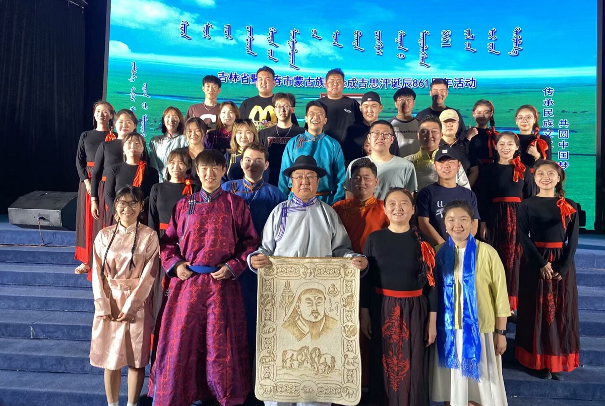 吉林省暨长春市蒙古族纪念成吉思汗诞辰861周年活动（2023年，吉林长春），会长和蒙古族学生合影留念